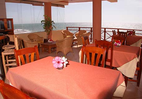 El segundo nivel de nuestro restaurante con una preciosa vista al mar