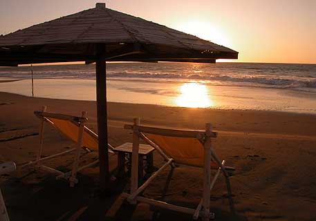 Pasillo que conduce a la playa de estacionamiento y a la entrada principal